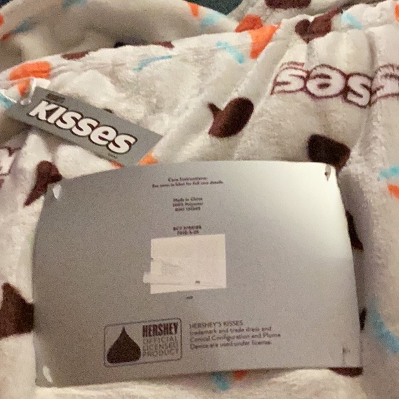 NWT Hershey Kisses Oversized Plush Throw 
Brand New With Tags 60”X 70” - Picture 8 of 8